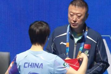 开云平台-王曼昱再爆发！亚洲杯3-0轻取日本选手，马琳场外指导气定神闲