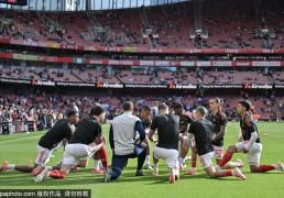 开云app-英超球队战术回归：从橄榄球开球到强壮9号的崛起