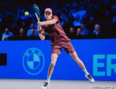 开云-0破發(fā)点+95%一發(fā)得(dé)分(fēn)率(lǜ)！辛納(nà)残暴横扫晋级！弗里茨(cí)险遭(zāo)一轮游