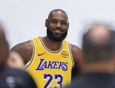 开云新闻-马霍姆斯：科比强于库里不如詹姆斯！詹姆斯和乔丹待定！