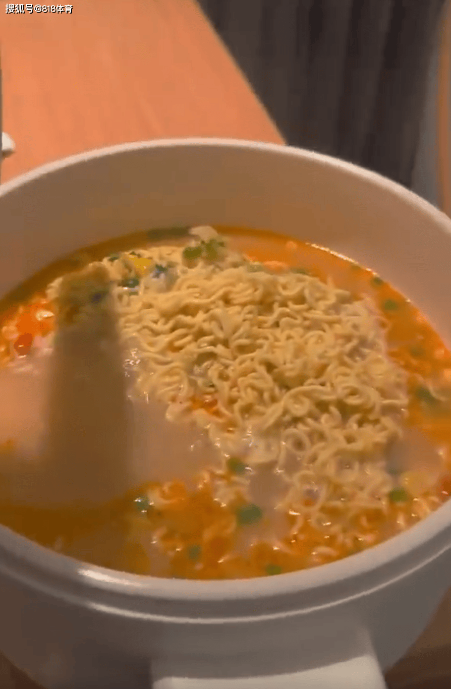 开云新闻-感动!邱(qiū)贻可印(yìn)度比赛给孙颖莎(shā)煮泡麪(miàn),莎(shā)莎(shā)吃得津津有(yǒu)味(wèi)邱(qiū)導(dǎo)喝碗清汤