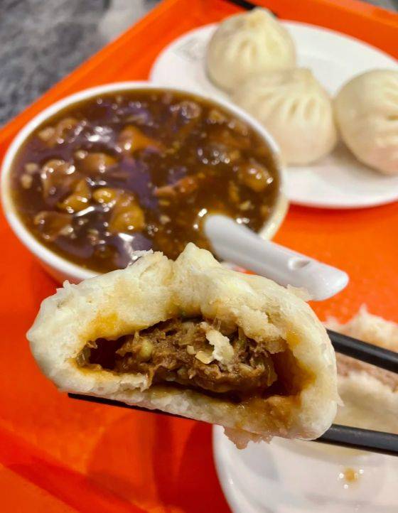 开云app-北京早餐的烟火气：一碗炒肝配包子，一个糖油饼