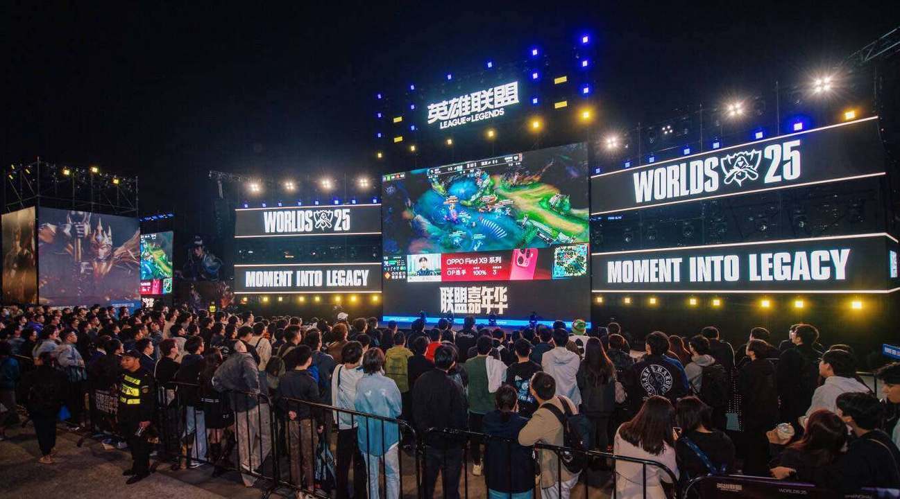 开云新闻-黄浦江(jiāng)畔(pàn)的电竞狂欢！S15上海北外滩觀(guān)赛派对燃爆(bào)半决赛