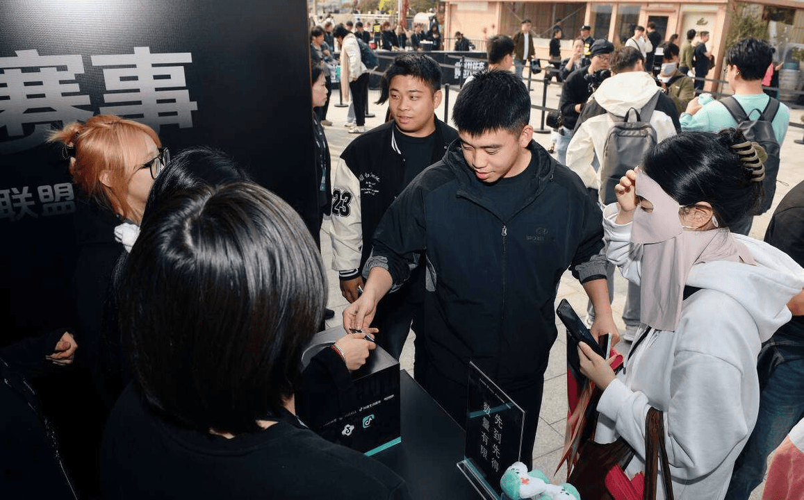 开云新闻-黄浦江(jiāng)畔(pàn)的电竞狂欢！S15上海北外滩觀(guān)赛派对燃爆(bào)半决赛