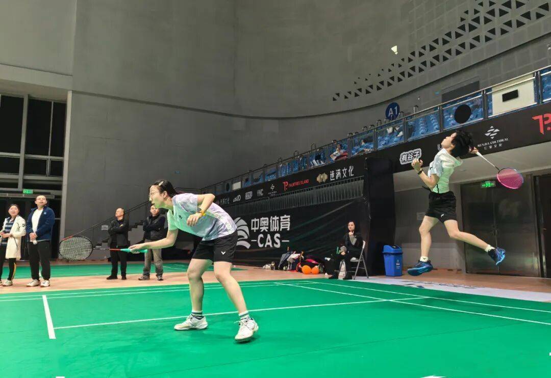 开云app-简医羽毛球队在市级职工羽毛球比赛中斩获公开组第二名