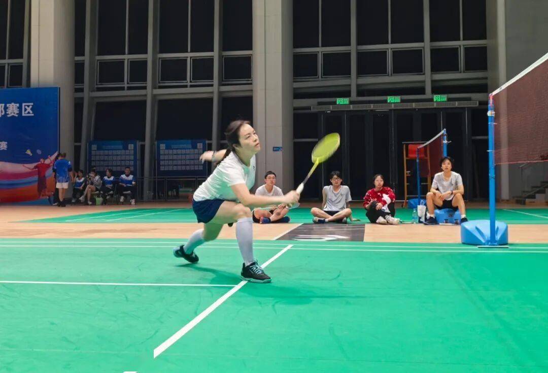 开云app-简医羽毛球队在市级职工羽毛球比赛中斩获公开组第二名