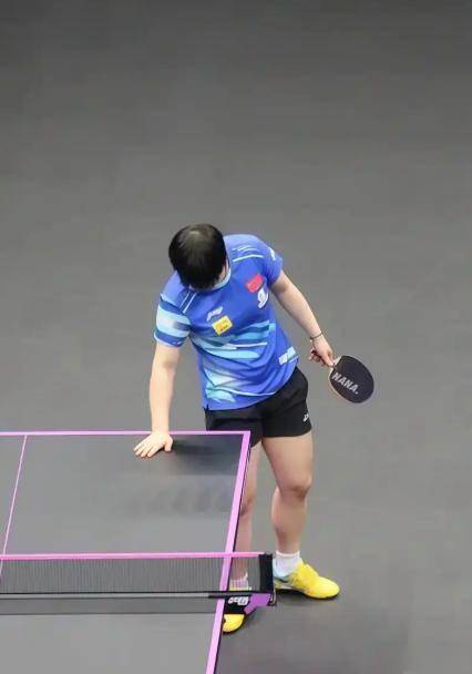 开云-乒乓球比赛运动员为什么要摸球台，乒乓球运动员的“摸桌”玄学：汗水背后的科学博弈与规则挑战