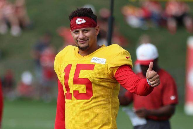 开云新闻-马霍姆斯新赛季体重曝(pù)光，强势廻(huí)应罗杰斯争议