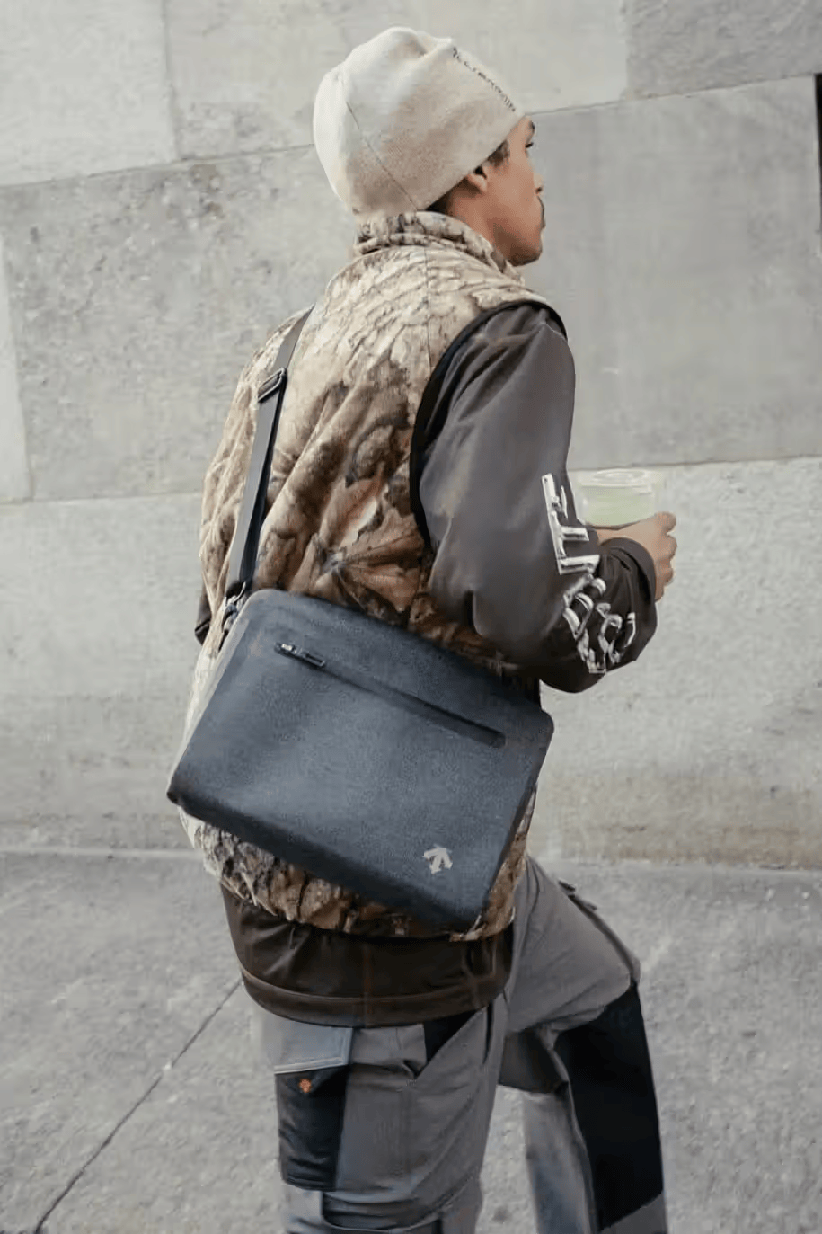 kaiyun-Balenciaga发布橄榄球系列