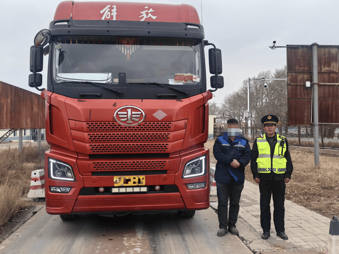 kaiyun-青城(chéng)交警(jǐng)精准打击，5台“百吨王”被查獲(huò)