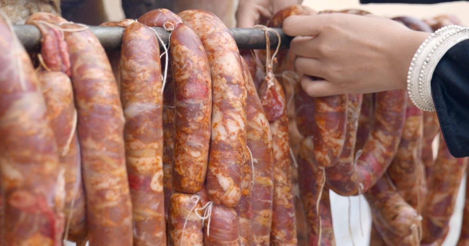 kaiyun-殺(shā)年(nián)猪、灌腊腸(cháng)、跳达体舞……凉山(shān)彝族自治州(zhōu)欢度彝族新(xīn)年(nián)